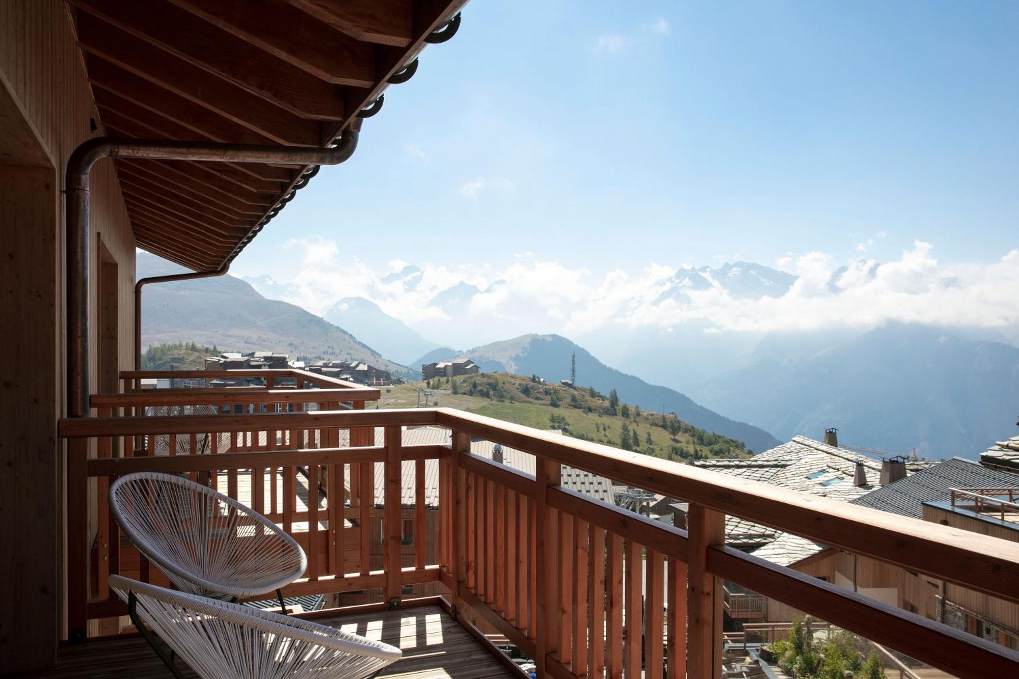 Hôtel Grandes Rousses Alpe d'Huez Exterior foto A balcony in Les Saisies