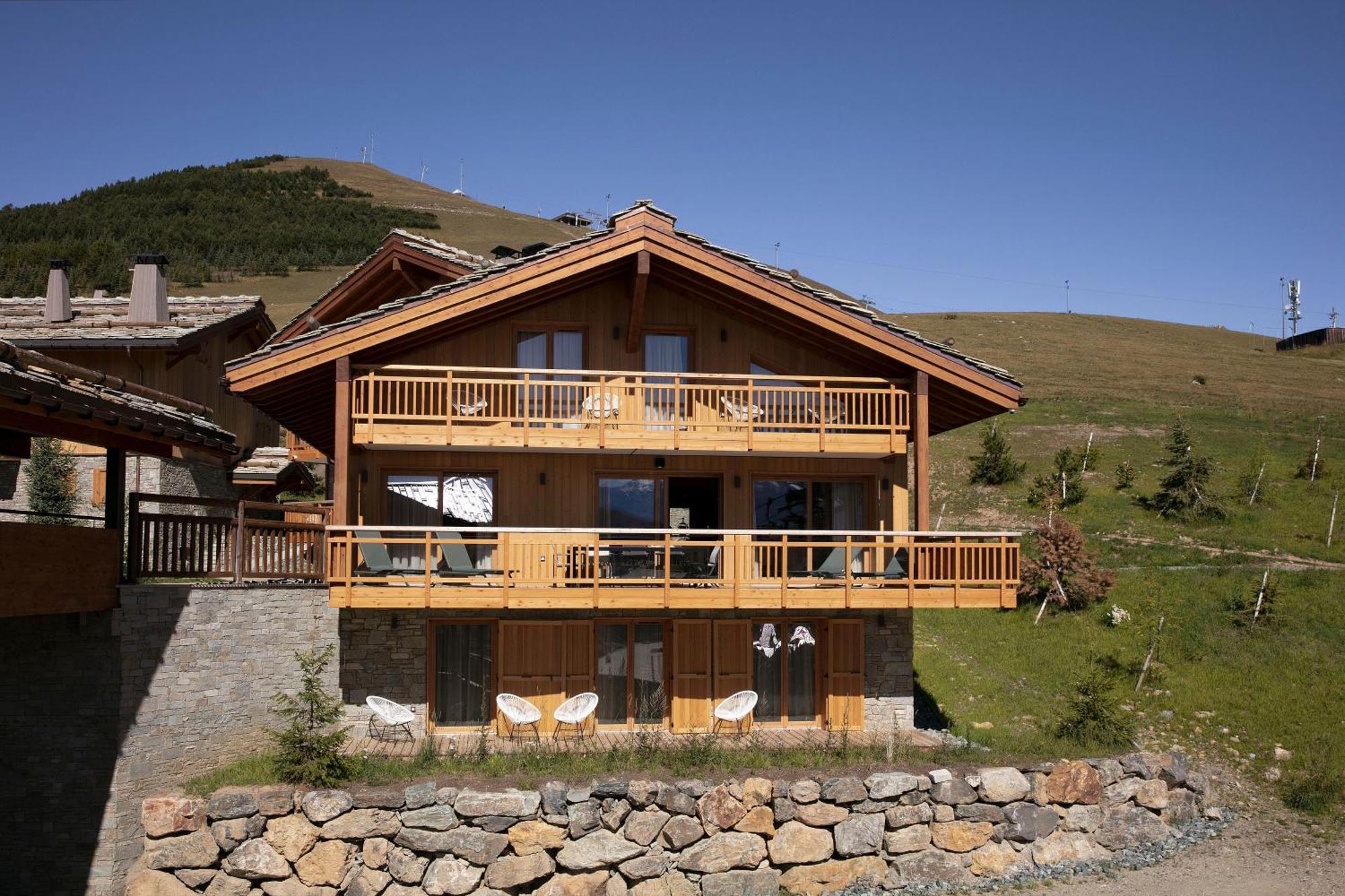 Hôtel Grandes Rousses Alpe d'Huez Exterior foto A chalet in Les Saisies