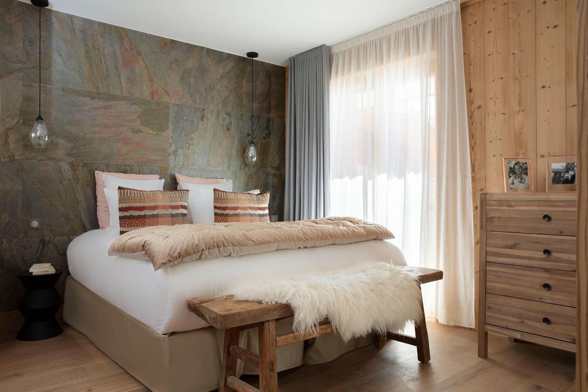 Hôtel Grandes Rousses Alpe d'Huez Exterior foto A bedroom in the hotel
