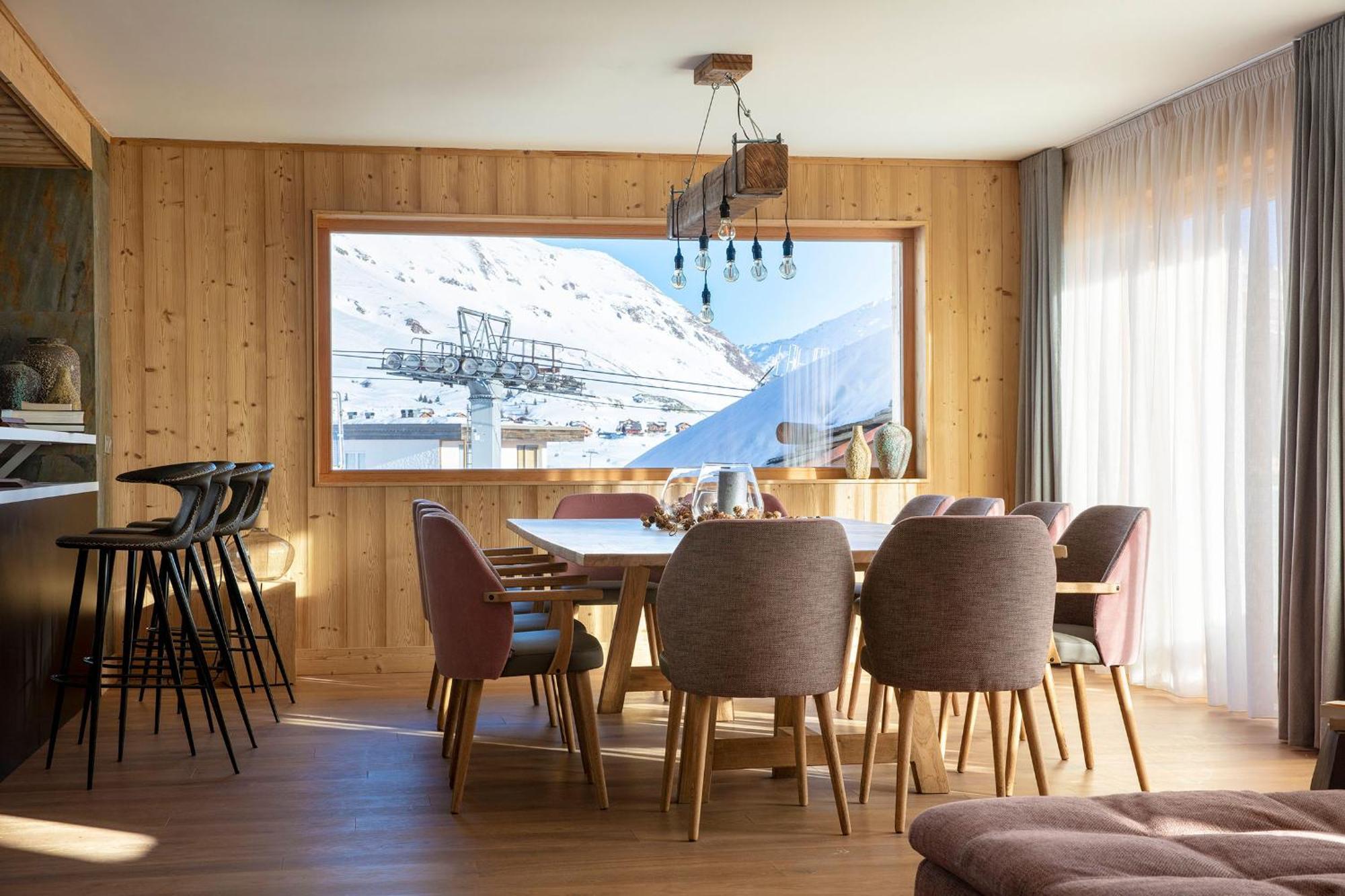 Hôtel Grandes Rousses Alpe d'Huez Exterior foto A dining room in a chalet